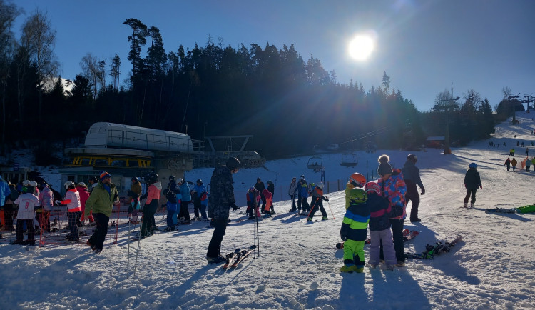 Zájem o lyžování v Krušných horách láme rekordy, na svahy míří tisíce lidí