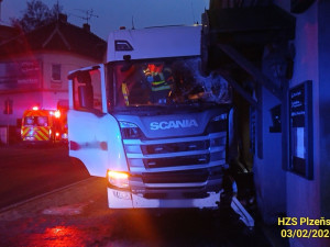 Kamion narazil do domu