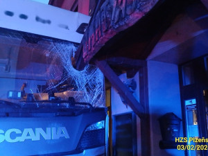 Kamion narazil do domu