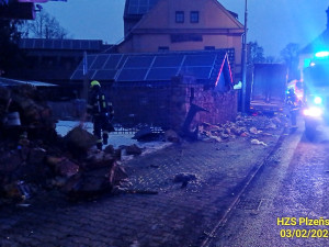 Kamion narazil do domu