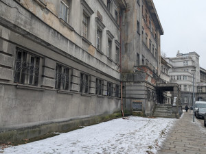 Opozice žádá odchod šéfa kontrolního výboru kvůli opravě lázní za tři miliardy