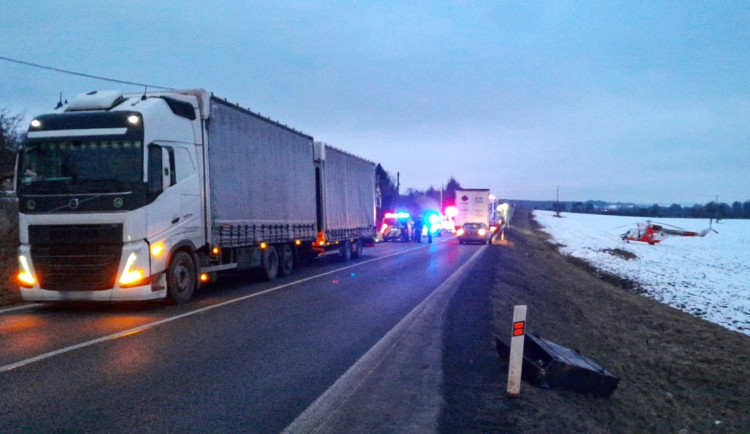 Jedna osoba zahynula při hromadném střetu čtyř vozidel. Další tři lidé se zranili