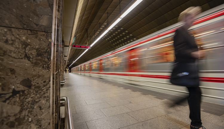 Pod metro ve stanici Bořislavka spadl člověk, na místě zemřel