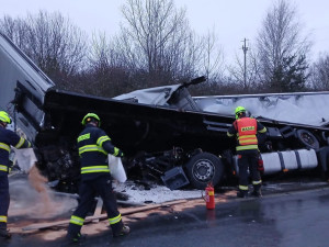 Děsivá nehoda kamionu, utržená kabina s řidičem skončila za mostkem