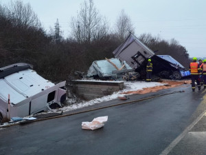 Děsivá nehoda kamionu, utržená kabina s řidičem skončila za mostkem