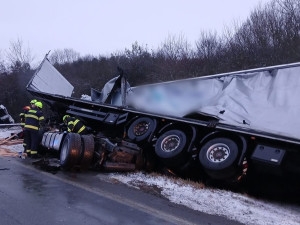 Děsivá nehoda kamionu, utržená kabina s řidičem skončila za mostkem