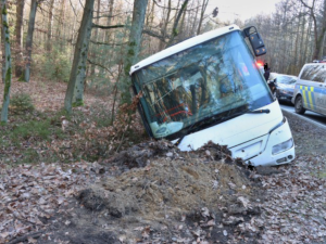 Zfetovaný muž ukradl autobus a havaroval, případ má překvapivé pokračování