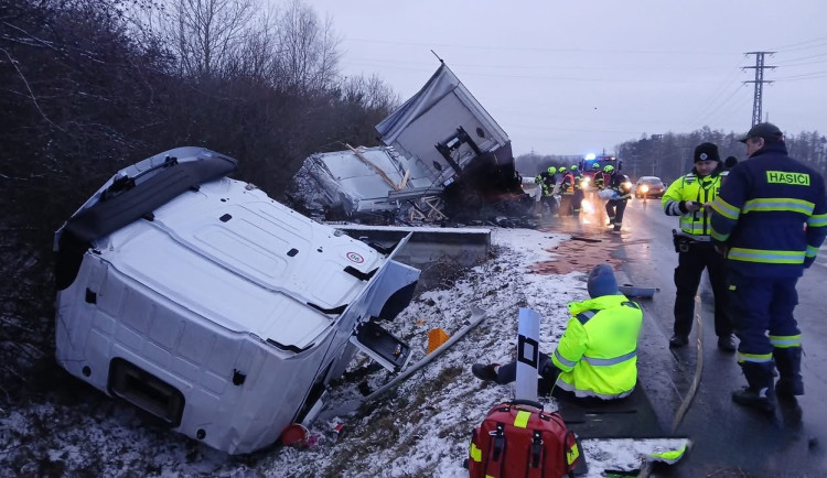 Děsivá nehoda kamionu, utržená kabina s řidičem skončila za mostkem