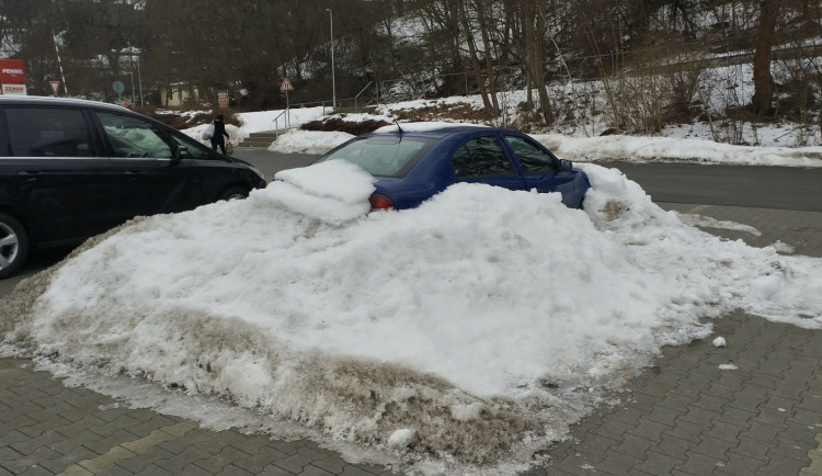 Auto pohřbené ve sněhu před obchodem budí samé otázky, podle místních tam straší už od podzimu