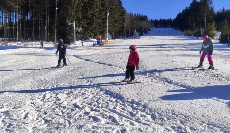 Na Vysočině jsou v provozu lyžařské sjezdovky, přírodní sníh pro běžkaře mizí