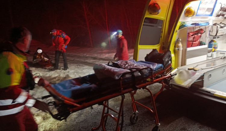 Muž spadl v Beskydech do třímetrové strže, další se zranil na zledovatělé stezce