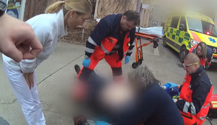 VIDEO: Boj o život muže v bezvědomí. První mu pomohl absolvent kurzu First Responder
