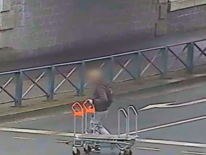 Brázdil ulice města s vozíkem z hobby marketu. Jen jsem si ho půjčil, tvrdil