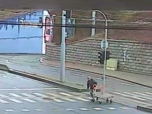 Brázdil ulice města s vozíkem z hobby marketu. Jen jsem si ho půjčil, tvrdil