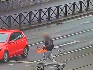 Brázdil ulice města s vozíkem z hobby marketu. Jen jsem si ho půjčil, tvrdil