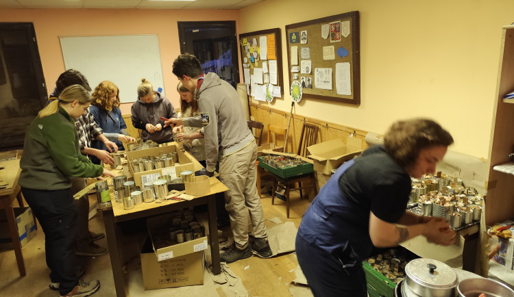 Skauti vyrobili rekordních téměř 4400 zahřívacích svíček pro Ukrajinu