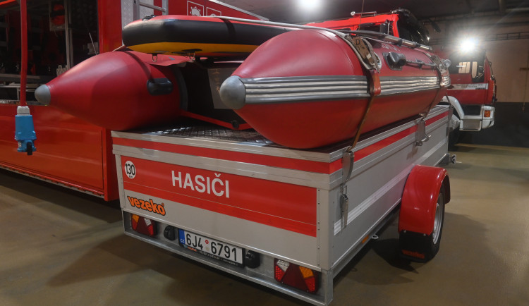 VIDEO: Hasiči zachraňovali osoby probořené v ledu nádrže Medard. Šlo o výcvik