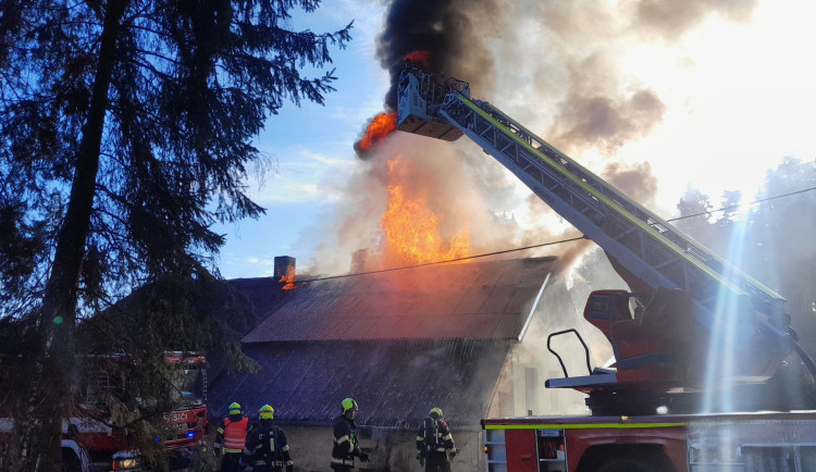 Hasiči bojují s požárem rodinného domu, škody odhadují na miliony
