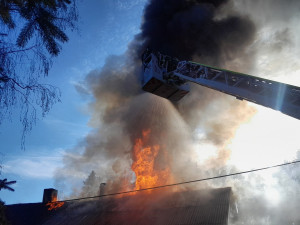 Hasiči bojují s požárem rodinného domu, škodu odhadují na miliony
