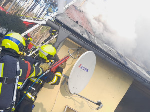 Hasiči bojují s požárem rodinného domu, škodu odhadují na miliony