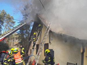 Hasiči bojují s požárem rodinného domu, škodu odhadují na miliony