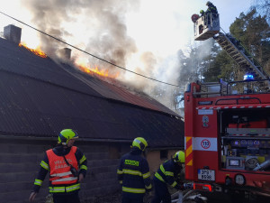Hasiči bojují s požárem rodinného domu, škodu odhadují na miliony