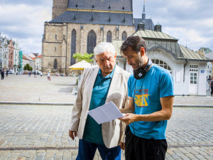 Hrůza dokončil hudbu i titulní píseň pro hvězdně obsazený film Někdo to rád v Plzni