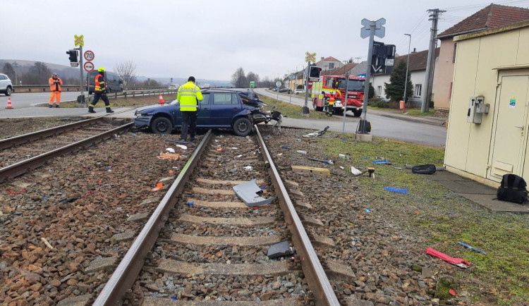 Srážka vlaku s autem zastavila trať na Vyškovsku, zranila se seniorka