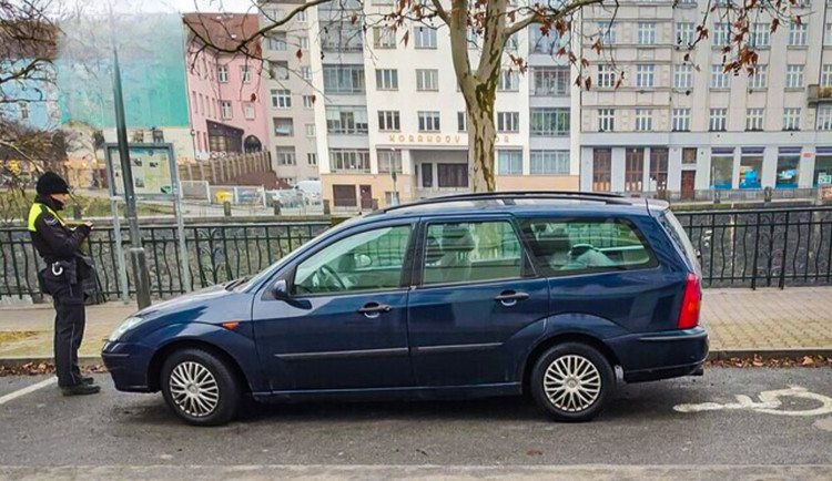 Na místě pro invalidy parkovala s falešným průkazem. Pak přišla bizarní výmluva