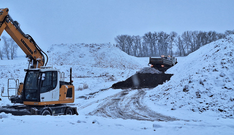 Na stavbě části jižního obchvatu Opavy staví dělníci pět mostů současně