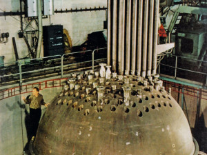 Zkušební ustavení víka reaktoru KS 150 na přírubu modelu reaktoru (JE A1_1966)