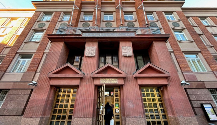 size4-17574080442499-231-detektivove-ncoz-zasahuji-na-krajskem-urade-plzenskeho-kraje