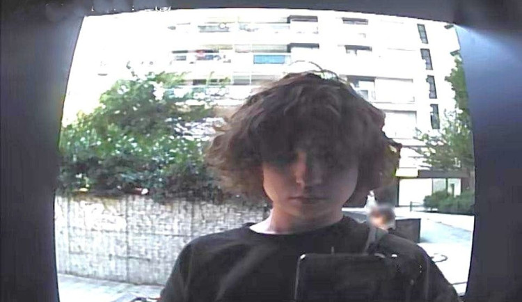 Nepozná někdo osobu na snímku z bezpečnostní kamery?