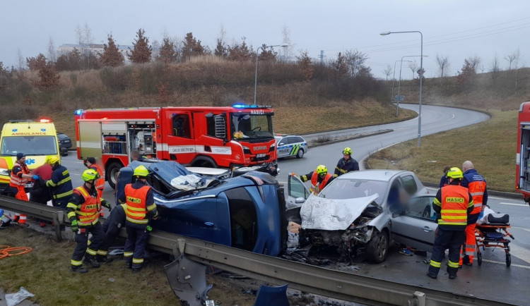Nehoda tří aut omezila provoz na Západním okruhu, hasiči museli vyprošťovat