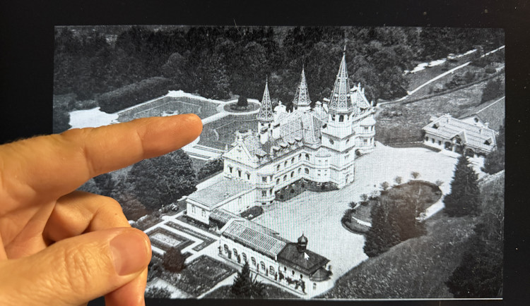 Vojáci zničili i pohádkový zámek na německé straně Šumavy. Stejný osud jako Debrník