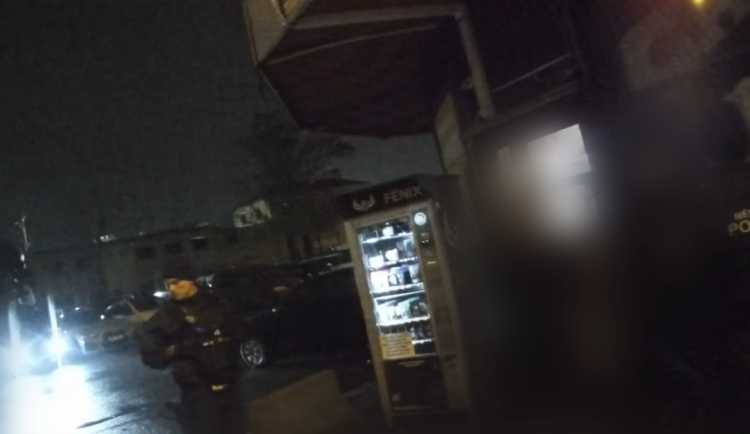 VIDEO: Automat s konopím vybírali jako bonboniéru. Strážníci je chytili u Grandu