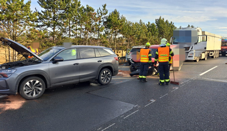 Na D11 se srazilo šest aut, část dálnice na Prahu je uzavřená