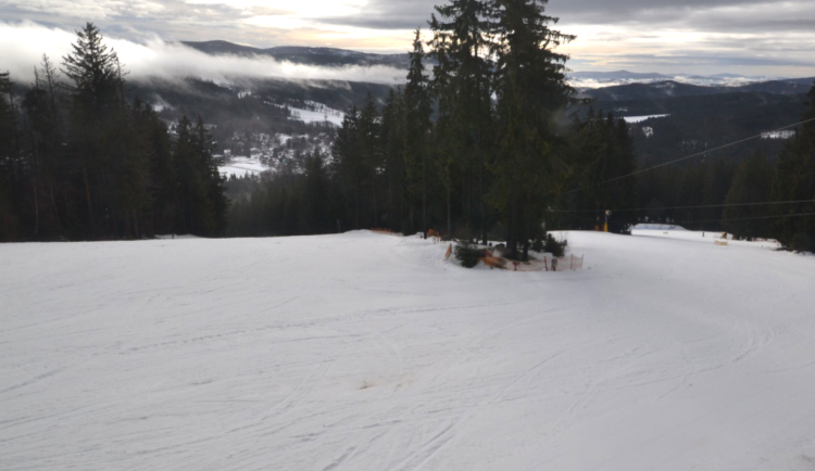 Na sjezdovkách šumavského Špičáku stále leží kolem 50 cm sněhu