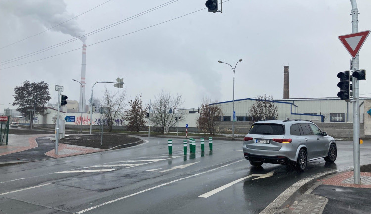 Na rušné křižovatce Chrástecké a Jateční už jsou konečně v provozu nové semafory