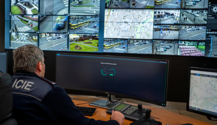 Je mi smutno, tvrdil muž a bombardoval linku 158 dalšími nesmysly