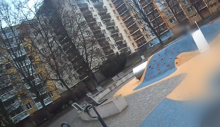 Matka upadla na hřišti a vykloubila si rameno. Rozrušené batole pohlídali strážníci