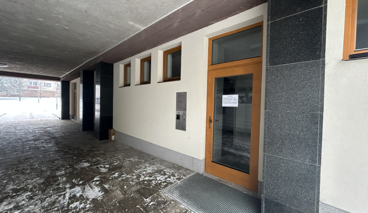 Moderní toalety v Třešti obstály. I po měsících jsou podle starosty jako nové