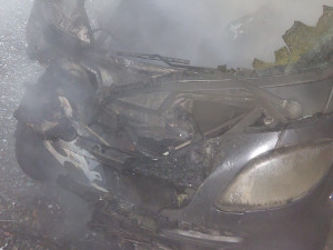 Přesvědčil svého kamaráda, aby podpálil cizí auto. Hořící vůz se rozjel a naboural