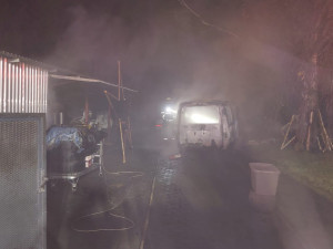 Přesvědčil svého kamaráda, aby podpálil cizí auto. Hořící vůz se rozjel a naboural