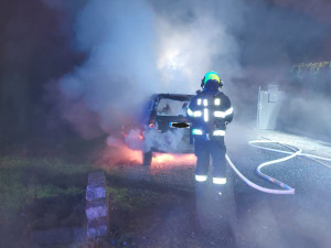 Přesvědčil svého kamaráda, aby podpálil cizí auto. Hořící vůz se rozjel a naboural