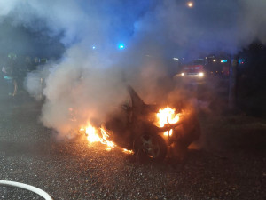 Přesvědčil svého kamaráda, aby podpálil cizí auto. Hořící vůz se rozjel a naboural