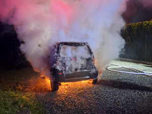 Přesvědčil svého kamaráda, aby podpálil cizí auto. Hořící vůz se rozjel a naboural