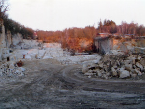 Milionem tun odpadu chce firma zavézt obří lom na okraji obce. Obyvatelé jsou proti