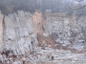 Milionem tun odpadu chce firma zavézt obří lom na okraji obce. Obyvatelé jsou proti