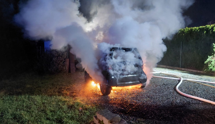 Přesvědčil svého kamaráda, aby podpálil auto. Hořící vůz se rozjel a naboural